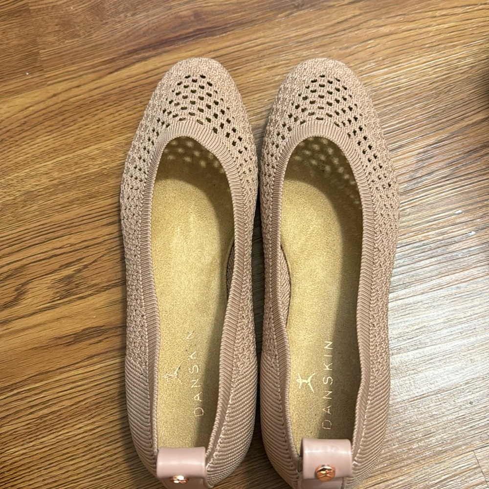 Danskin Unstoppable Vegan textile upper New with Tags. Mauve color.